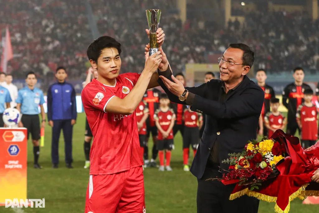 Hàng Đẫy chật kín CĐV trong ngày Đình Bắc nhận giải Vua phá lưới U23 Châu Á